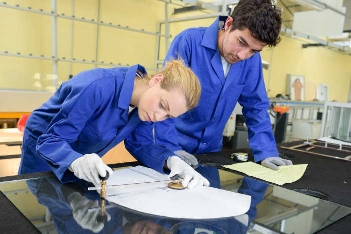 Junge Metallurgen in der Schulwerkstatt