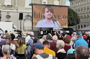Massimiliano Ay spricht an der Kundgebung für die Neutralitätsinitiative